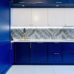 дизайн встроенной синей кухни