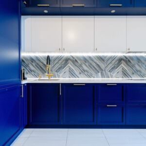 дизайн встроенной синей кухни