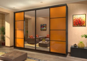 четырехдверный шкаф купе с зеркалом и оранжевыми дверьми