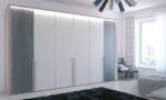 распашной белый шкаф с серыми фасадами по бокам