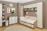 белая кровать и шкаф в детской комнате