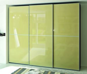 трехдверный шкаф купе со стеклянными дверьми