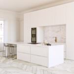 дизайн белой встроенной кухни в интерьере