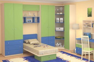 кровать и большой распашной шкаф в детской комнате