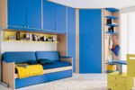 шкаф и кровать синего цвета в детской комнате