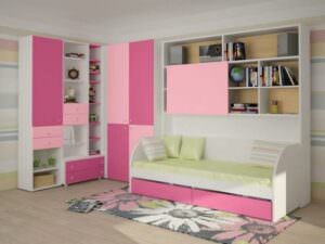 розовая мебель в комнате девочки