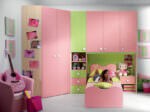 шкаф и кровать розового цвета в комнате для девочки